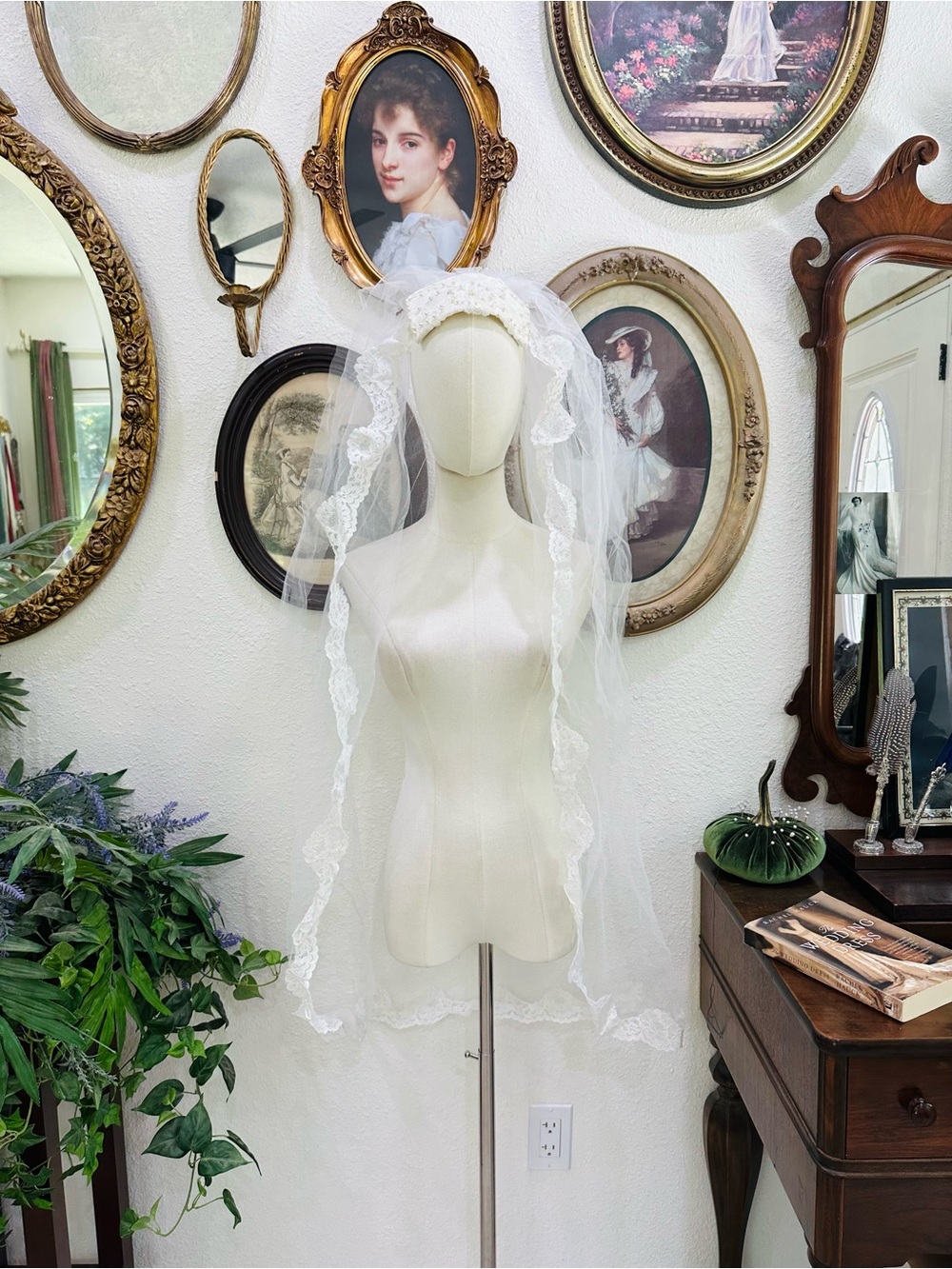 Classic White Lace Bridal Veil with Scalloped Edging